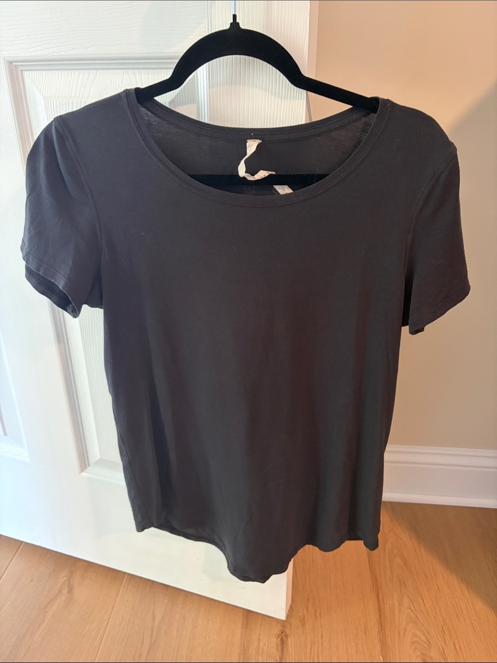 Lululemon Women’s Black Short-Sleeve Scoop Neck Top - Picture 3 of 4